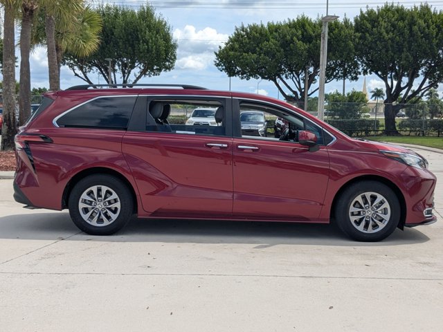 2022 Toyota Sienna XLE photo 4