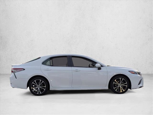 2018 Toyota Camry SE photo 4