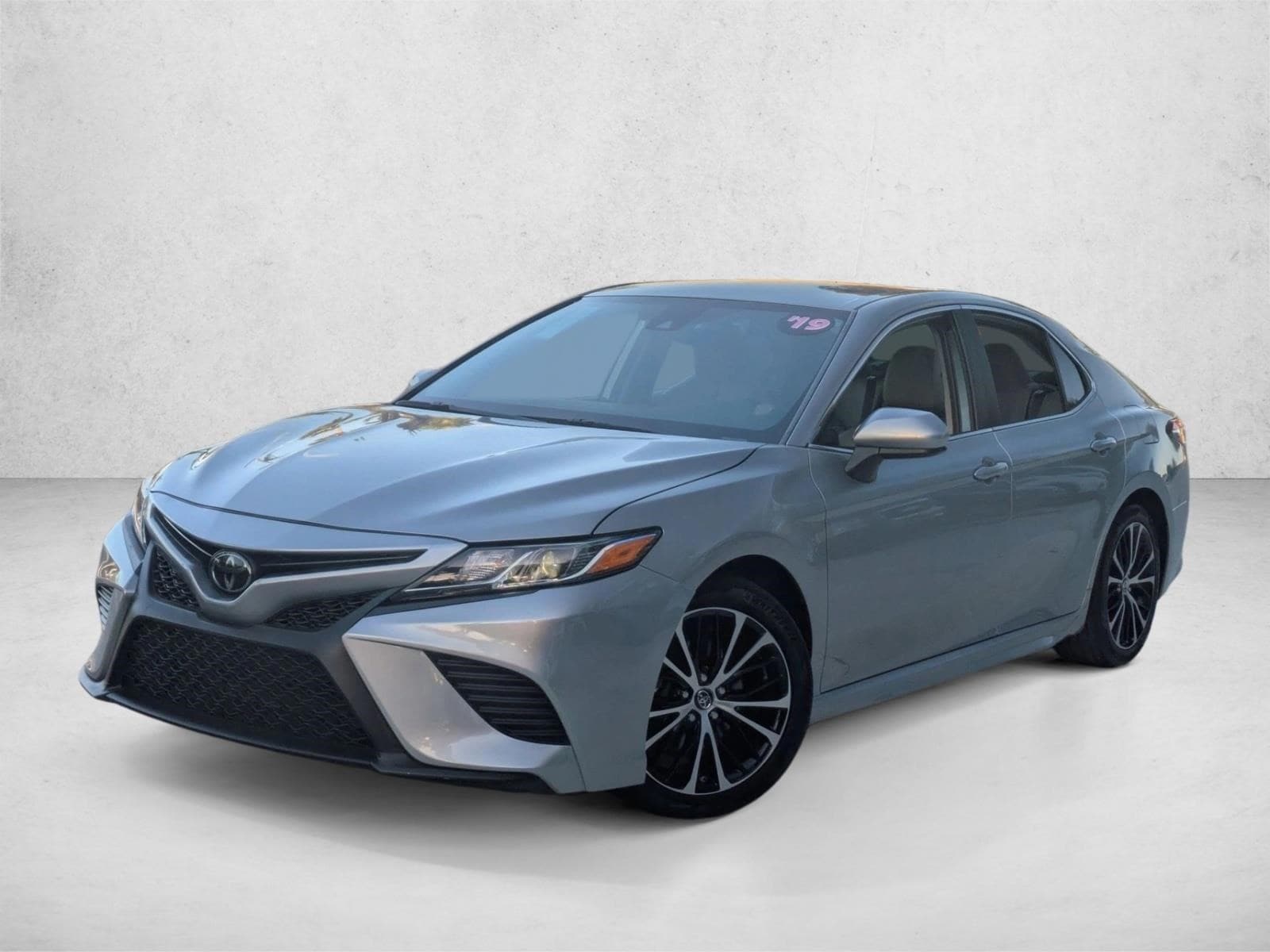 2019 Toyota Camry SE's photo