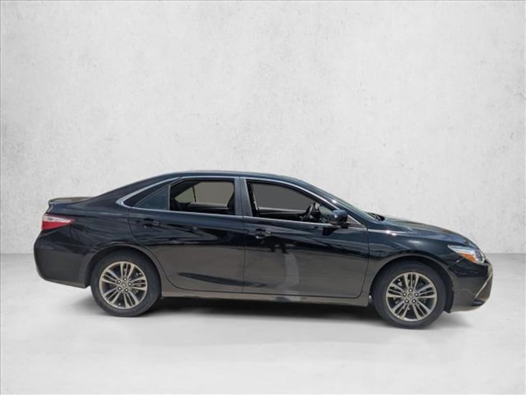 Used 2017 Toyota Camry SE Sedan