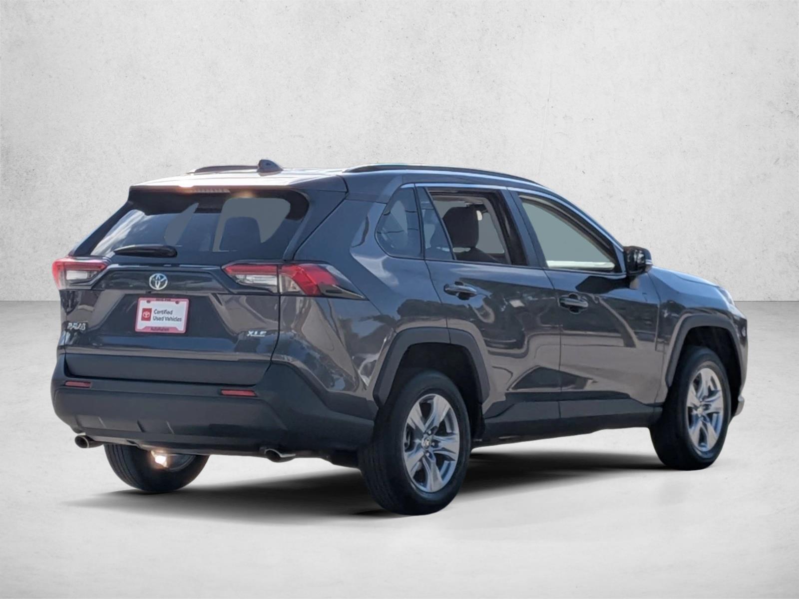 2022 Toyota RAV4 XLE photo 2