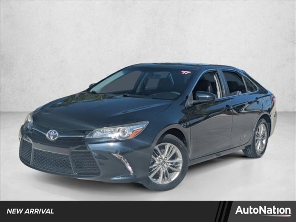 Used 2017 Toyota Camry SE Sedan