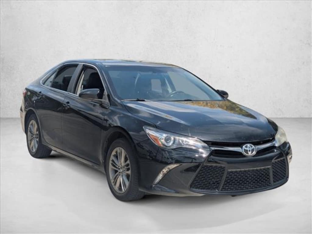 Used 2017 Toyota Camry SE Sedan