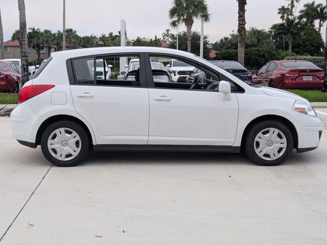 2011 Nissan Versa 1.8 S photo 2