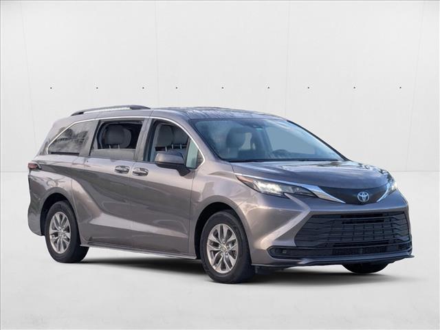 2022 Toyota Sienna LE photo 3