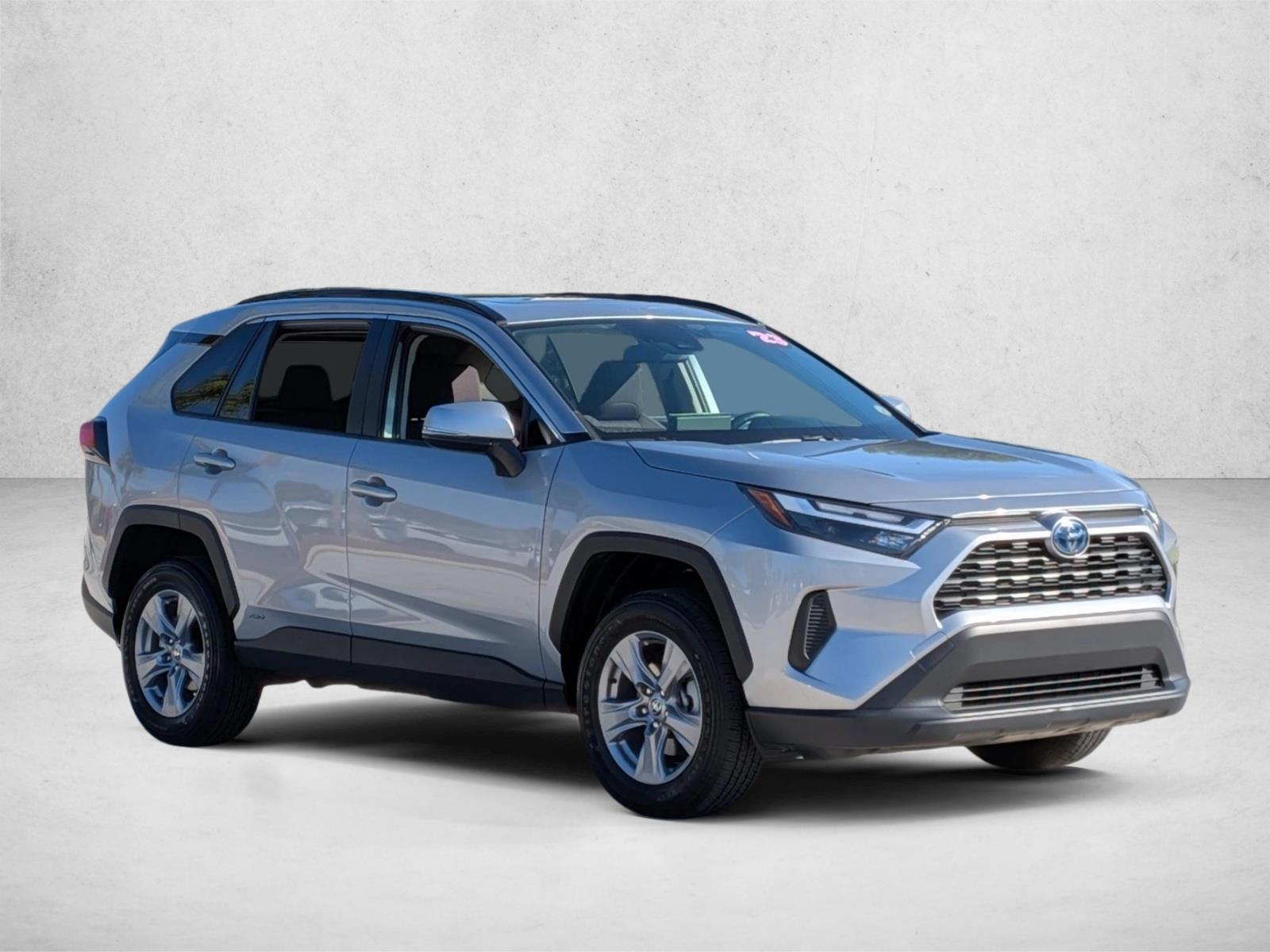 2023 Toyota RAV4 Hybrid XLE photo 3