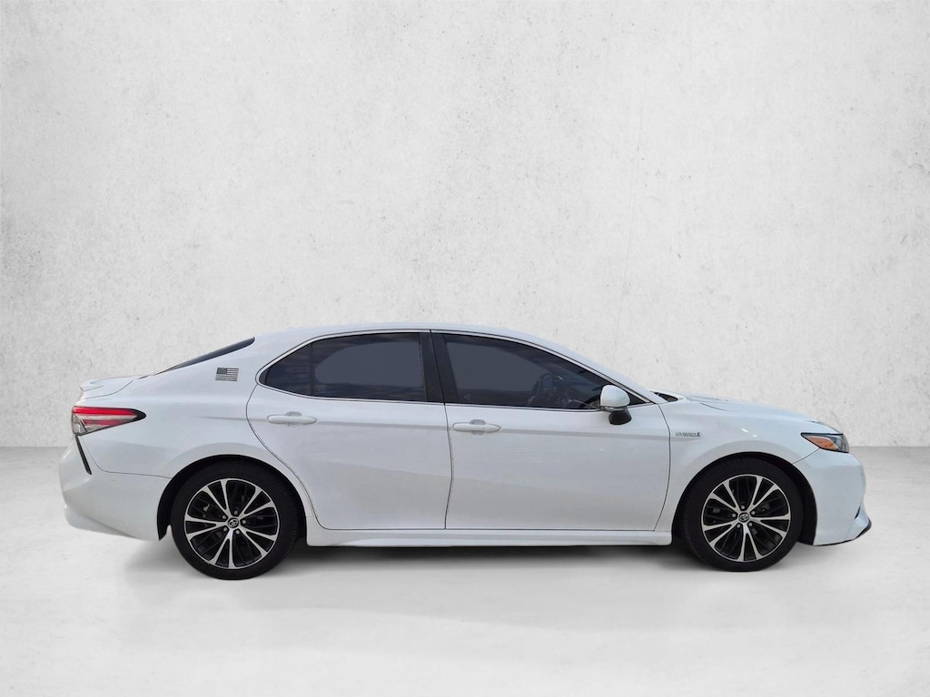Used 2018 Toyota Camry Hybrid SE Sedan
