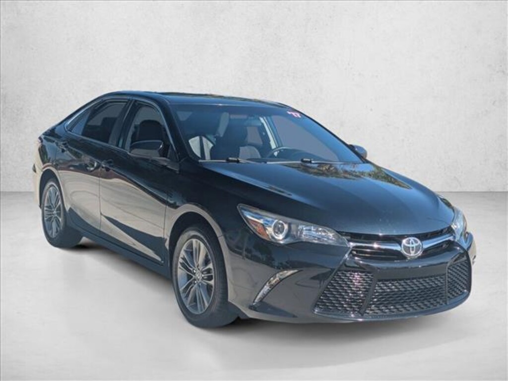 Used 2017 Toyota Camry SE Sedan