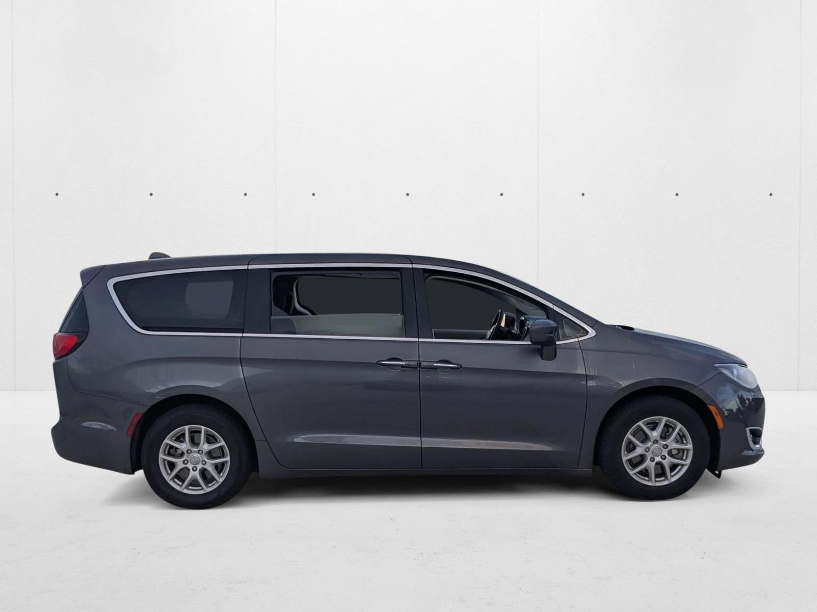 2020 Chrysler Pacifica Touring photo 3