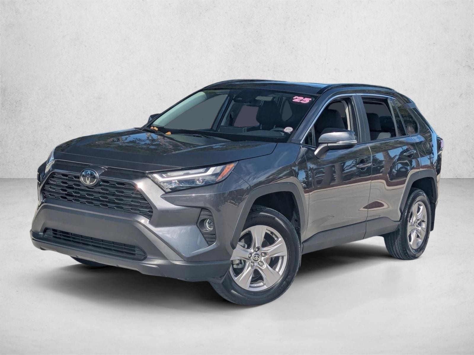 2025 Toyota RAV4 XLE's photo