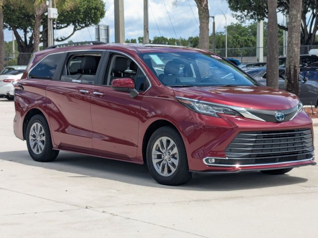 2022 Toyota Sienna XLE photo 3