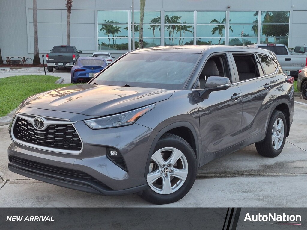 Used 2024 Toyota Highlander LE SUV