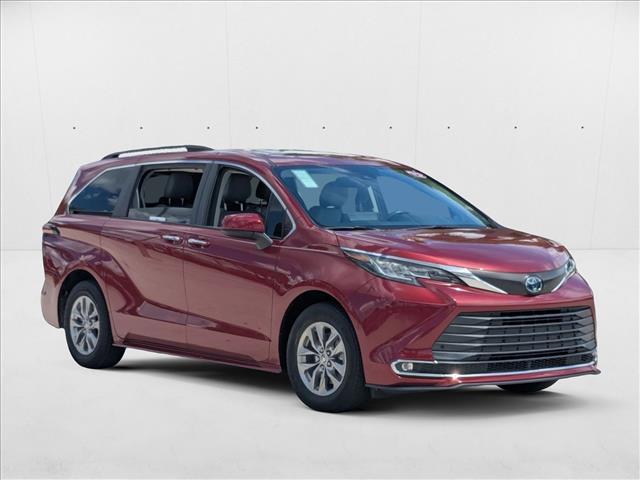 2022 Toyota Sienna XLE photo 3