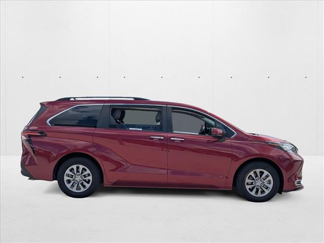 2022 Toyota Sienna XLE photo 4