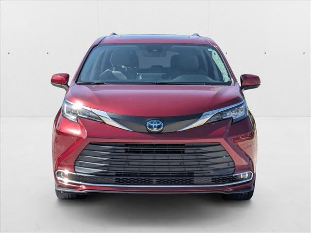 2022 Toyota Sienna XLE photo 2