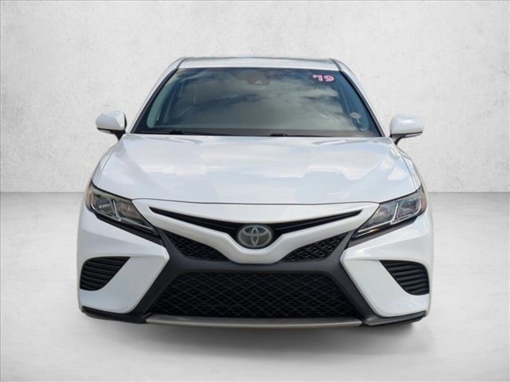 Used 2019 Toyota Camry SE Sedan