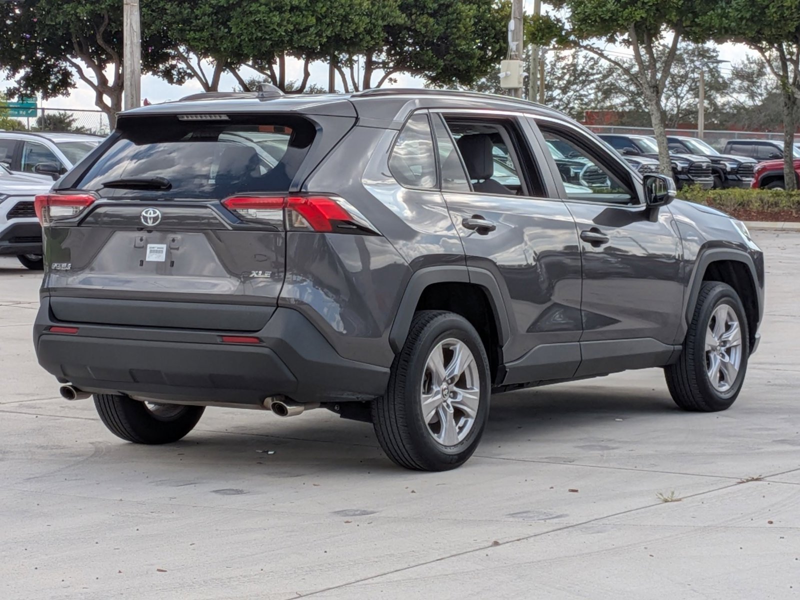 2022 Toyota RAV4 XLE photo 2