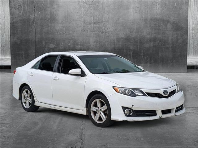 2014 Toyota Camry SE photo 2