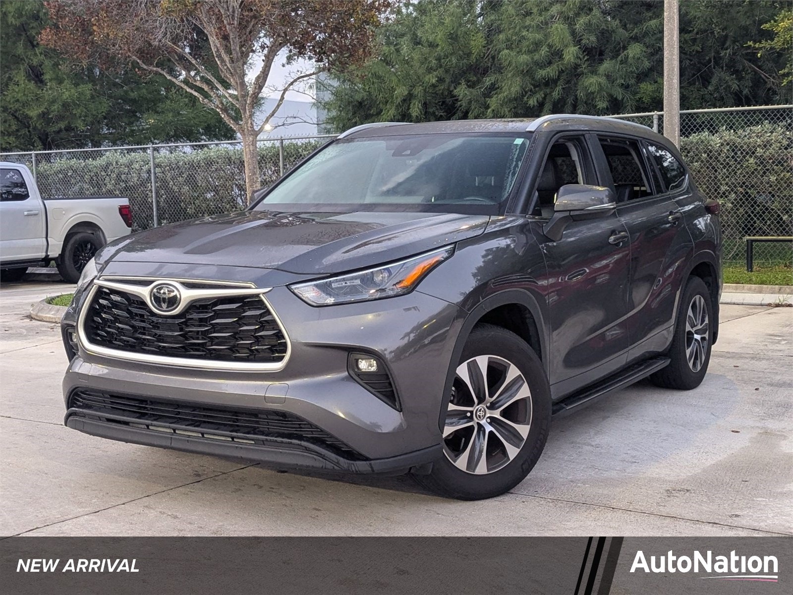 2024 Toyota Highlander XLE FWD's photo