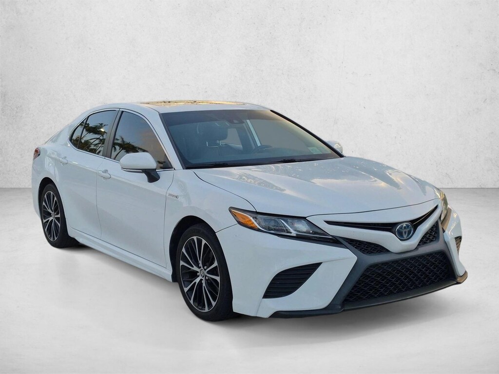 Used 2020 Toyota Camry Hybrid SE Sedan