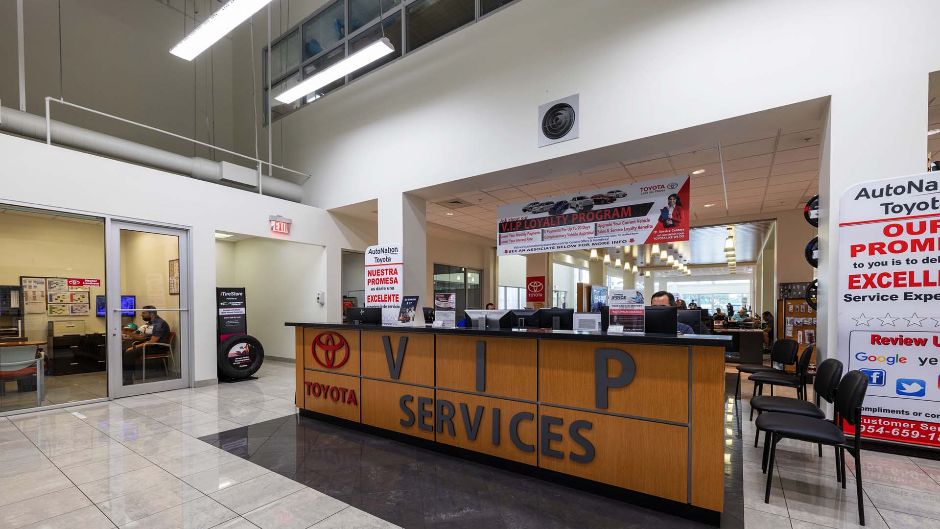 Recepción de Toyota dentro del vestíbulo en AutoNation Toyota Weston