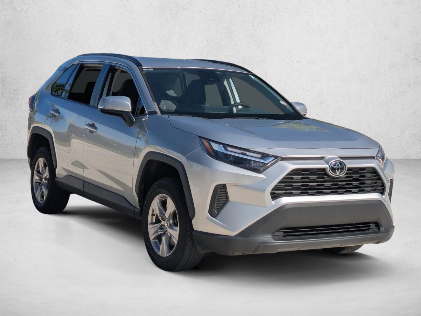 2022 Toyota RAV4 XLE photo 2