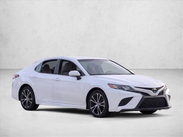2018 Toyota Camry SE photo 3