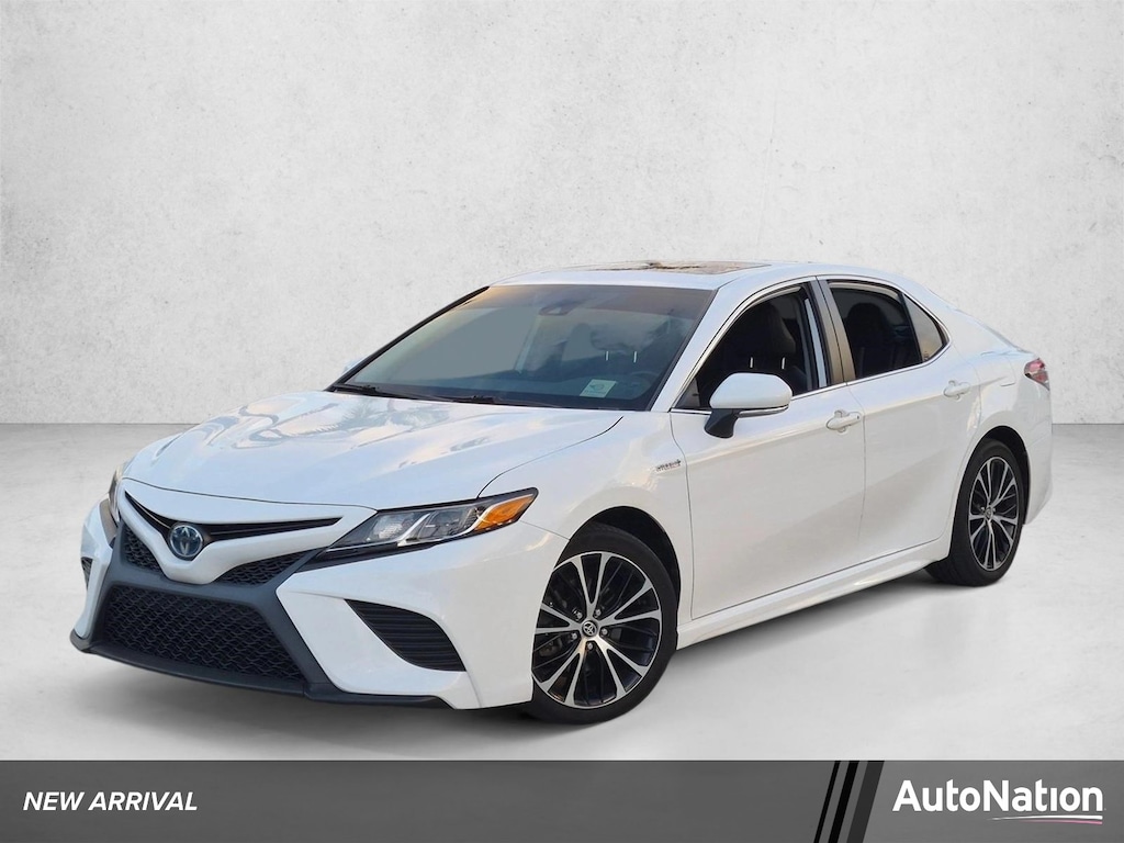 Used 2020 Toyota Camry Hybrid SE Sedan