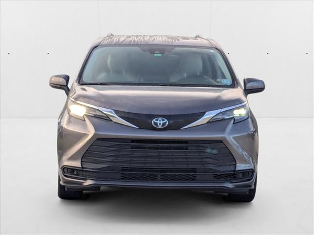2022 Toyota Sienna LE photo 2