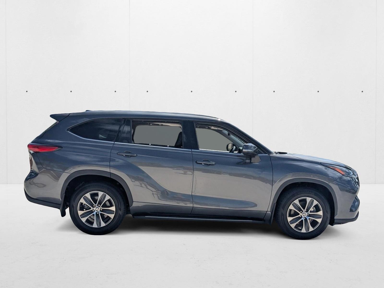 2022 Toyota Highlander Hybrid XLE photo 2
