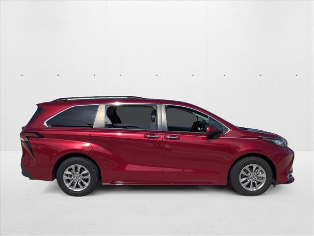 2022 Toyota Sienna XLE photo 4