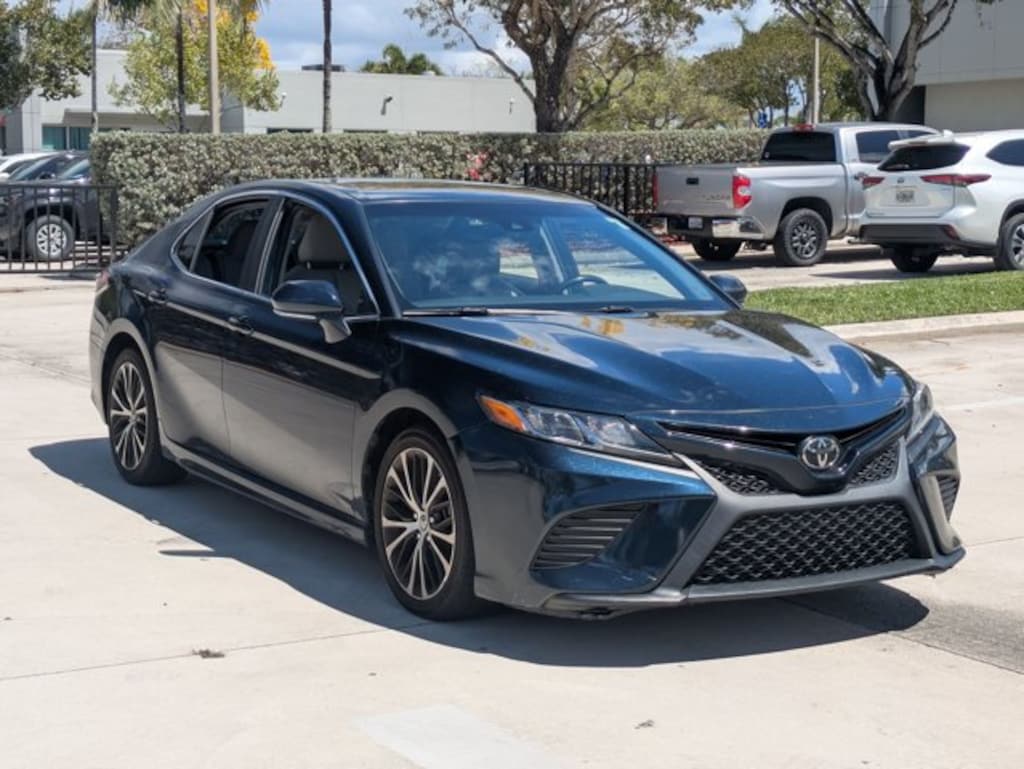 Used 2018 Toyota Camry SE Sedan
