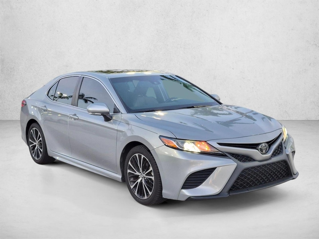 Used 2018 Toyota Camry SE Sedan