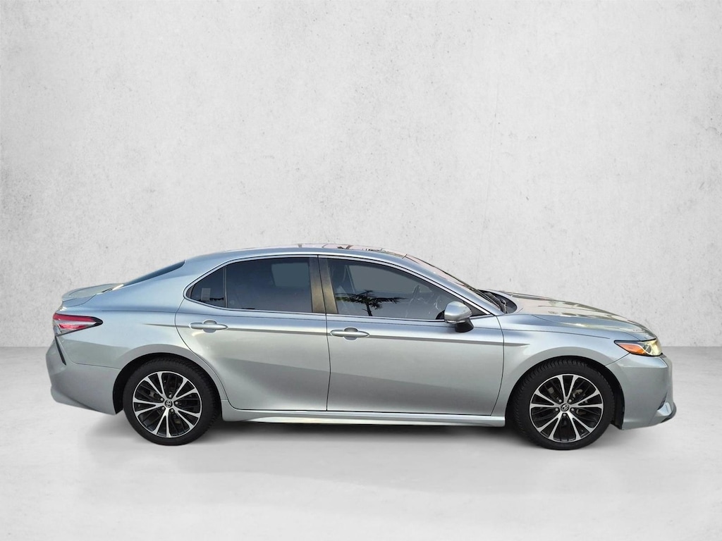 Used 2018 Toyota Camry SE Sedan