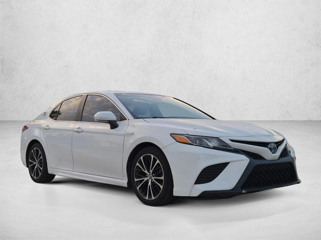 Used 2018 Toyota Camry Hybrid SE Sedan