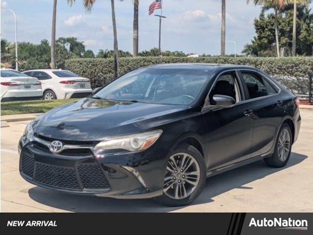 Used 2017 Toyota Camry SE Sedan