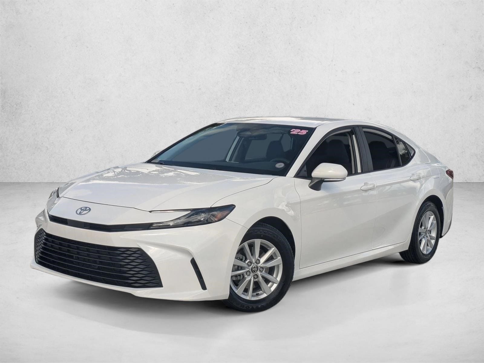 2025 Toyota Camry LE's photo