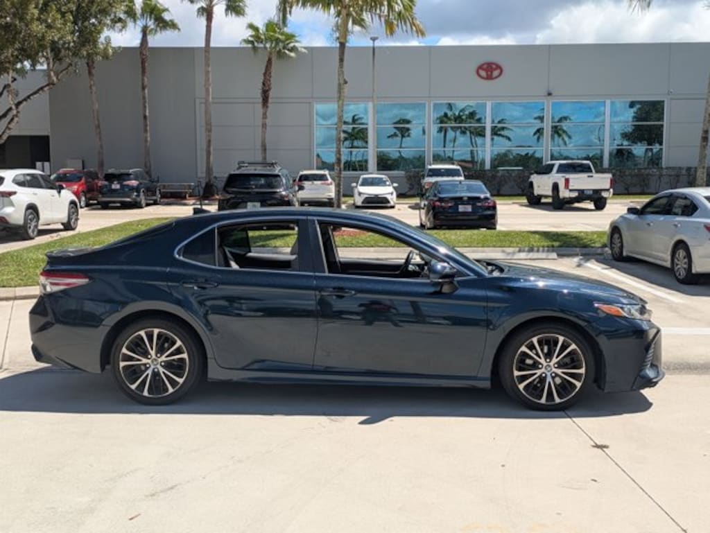 Used 2018 Toyota Camry SE Sedan