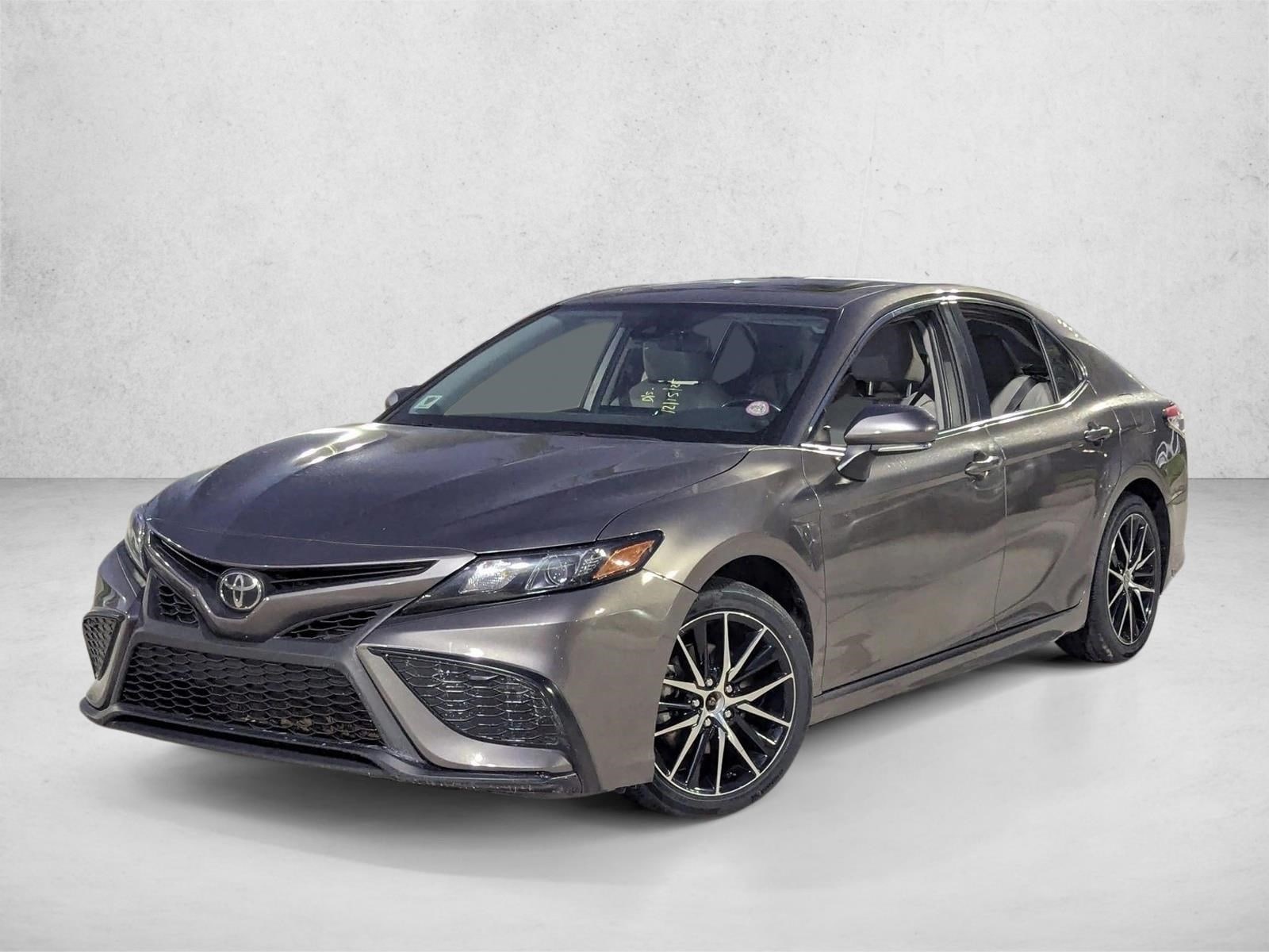 2024 Toyota Camry SE's photo