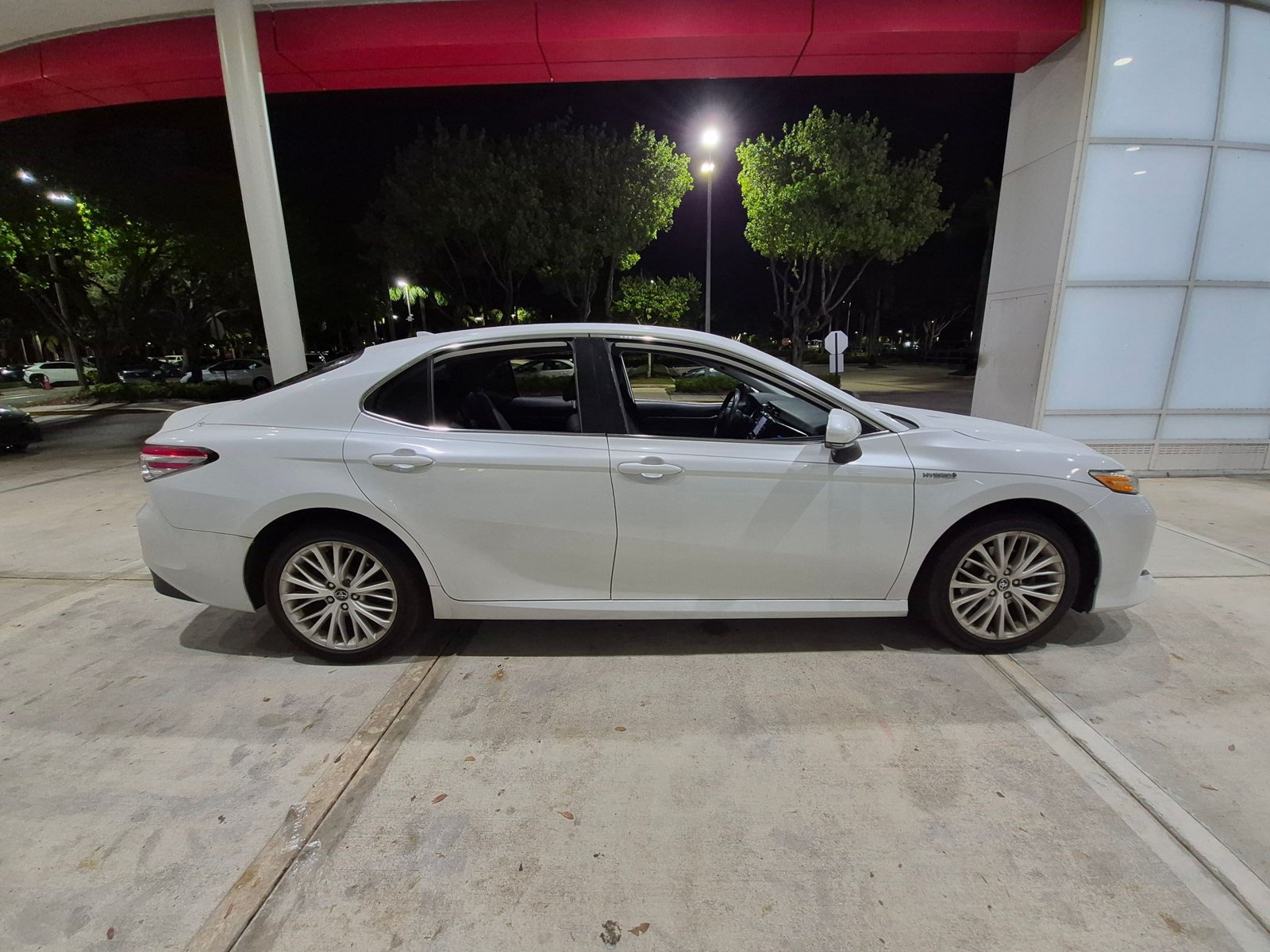 Used 2020 Toyota Camry Hybrid XLE Sedan