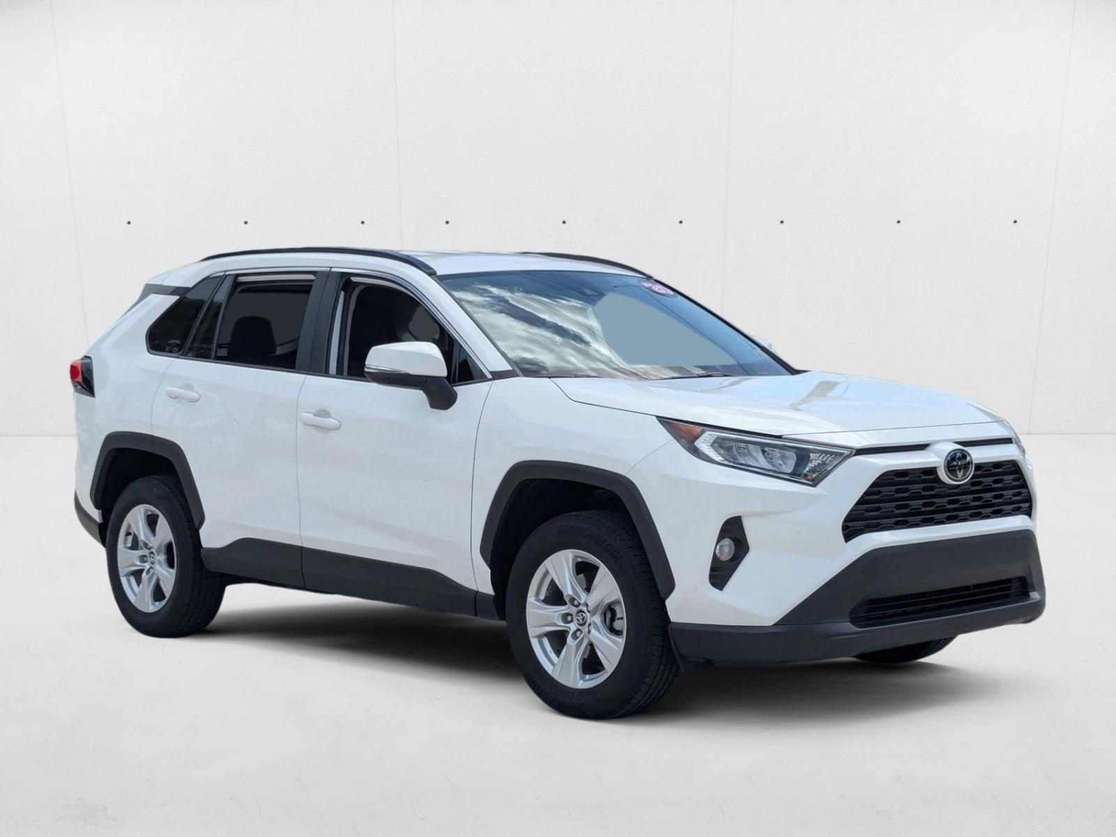 2020 Toyota RAV4 XLE photo 3