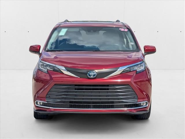 2022 Toyota Sienna XLE photo 2