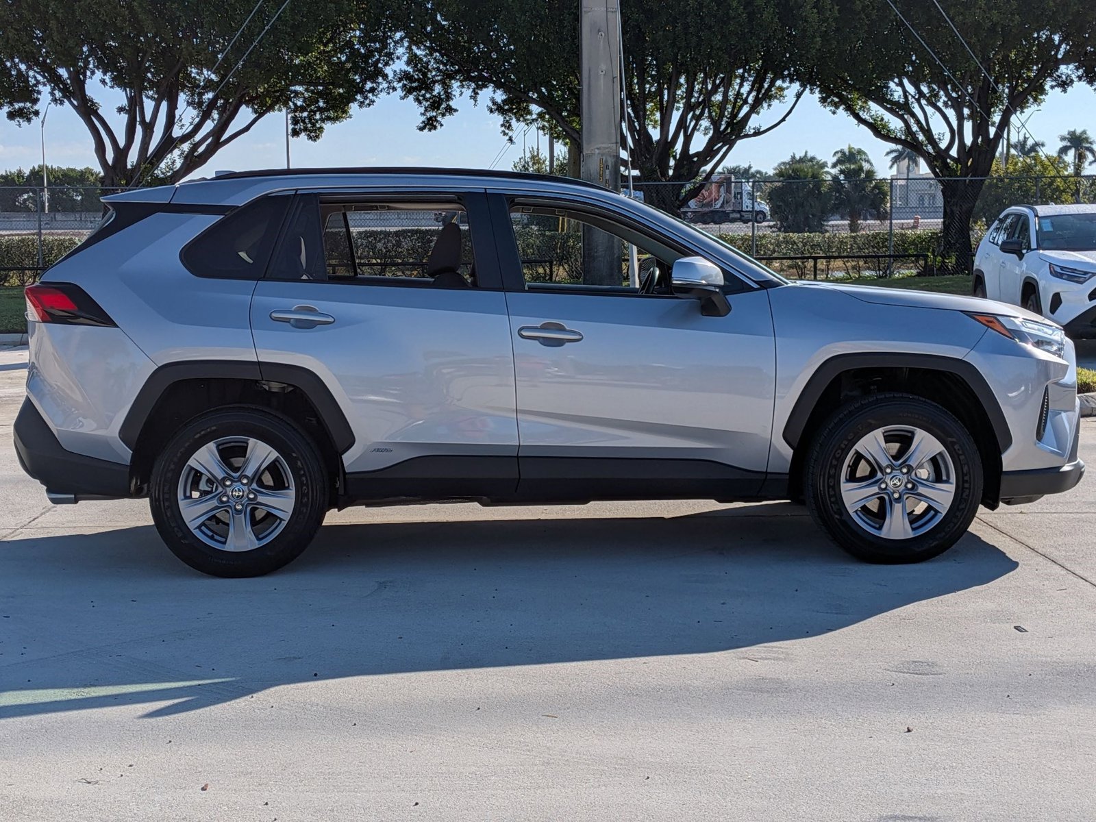 2023 Toyota RAV4 Hybrid XLE photo 4