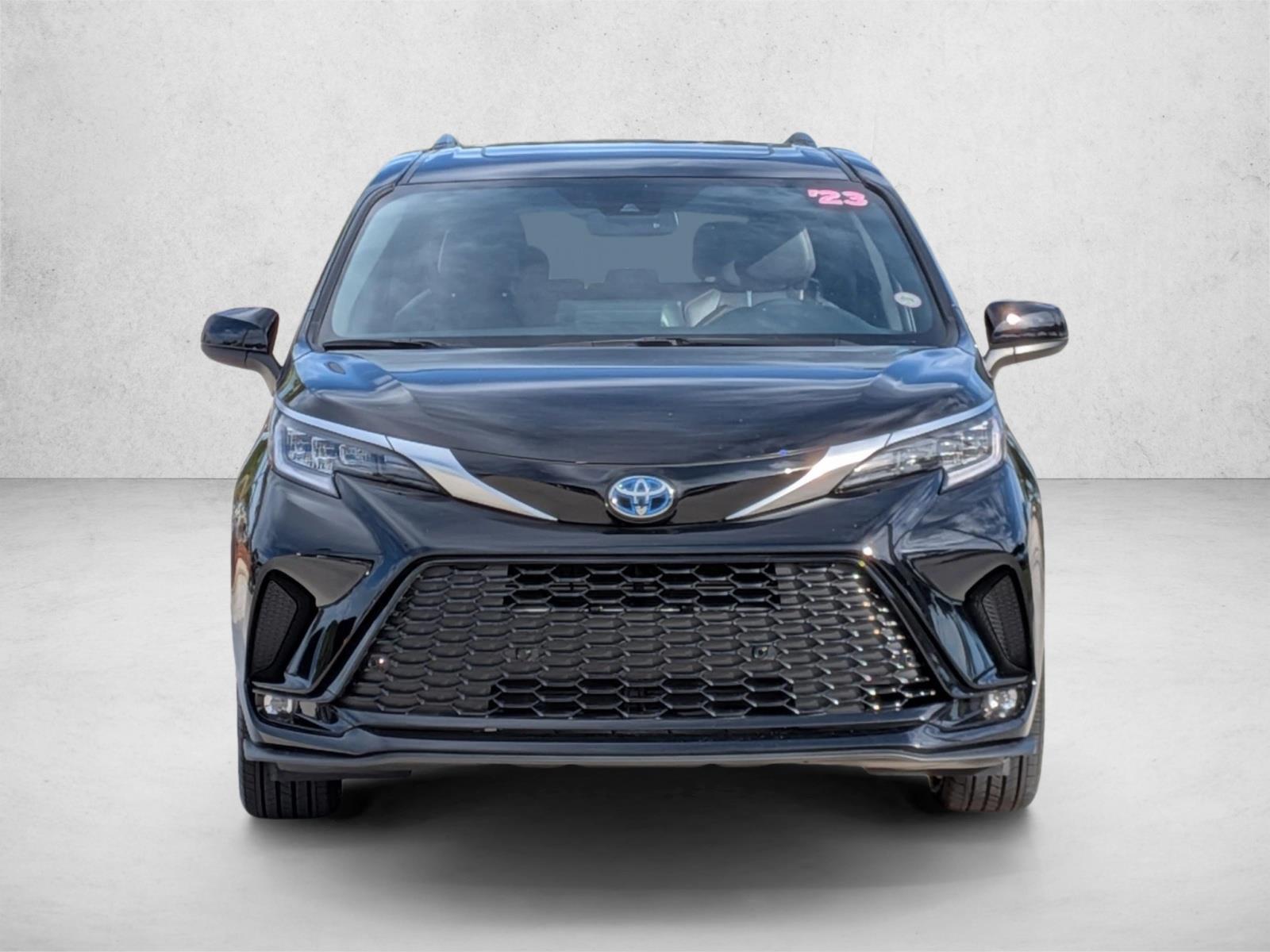 2023 Toyota Sienna XSE photo 2