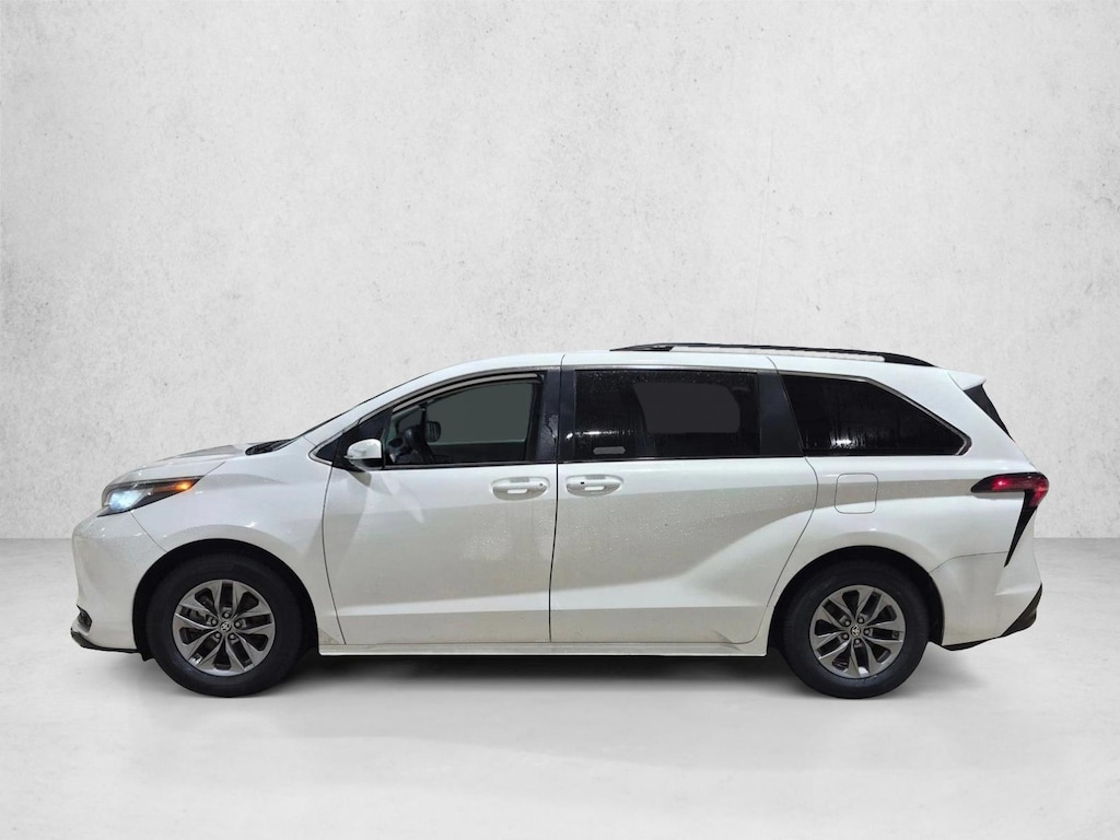 Used 2022 Toyota Sienna LE 8 Passenger Van Passenger Van