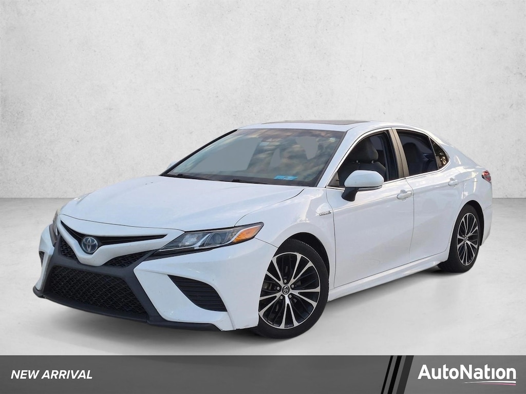Used 2018 Toyota Camry Hybrid SE Sedan