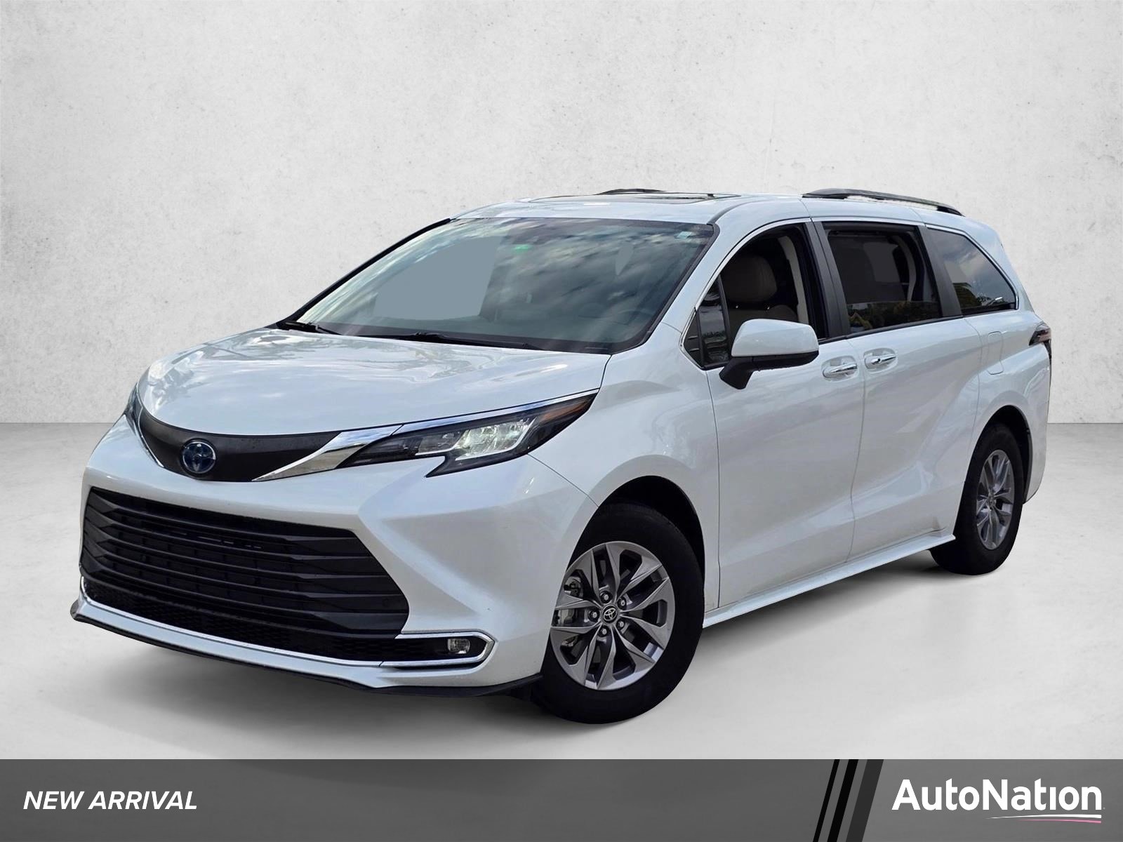 2023 Toyota Sienna XLE 7-Passenger Hybrid FWD's photo