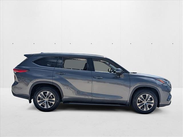 2022 Toyota Highlander Hybrid XLE photo 2