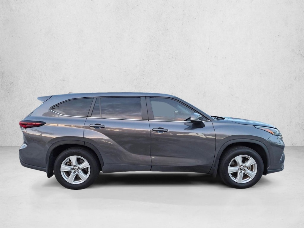 Used 2024 Toyota Highlander LE SUV
