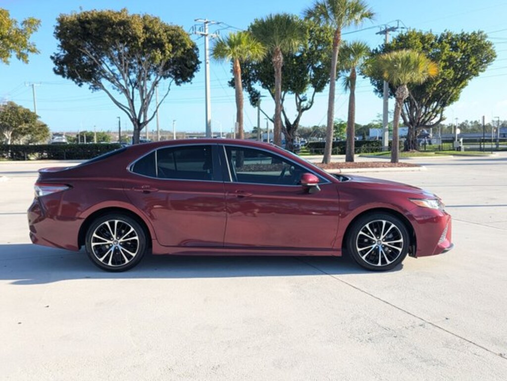Used 2018 Toyota Camry SE Sedan